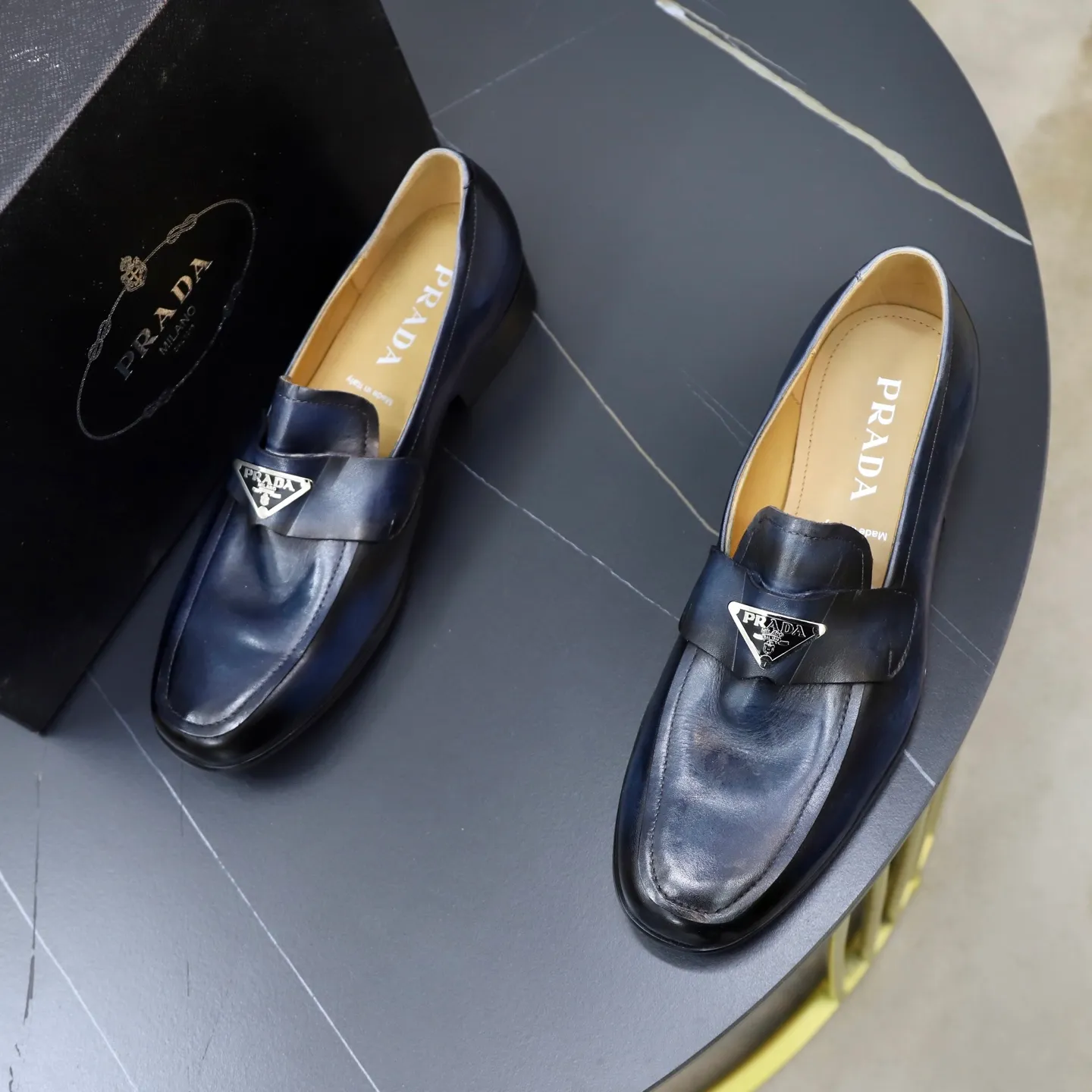Ex-factory price: 520💰[PRADA] Prada's new casual men's shoes are launched in Hong Kong counters. Official website 1:1 production. Italian washed cowhide + water-dyed leather lining. Designed by European and American masters. Perfect shape to create counter quality, solid color rubber wear-resistant outsole and classic dazzling head! Super versatile and very comfortable. High-end without losing taste, fashionable and novel! ! Absolute focus! 3 colors available! Code number 38-45